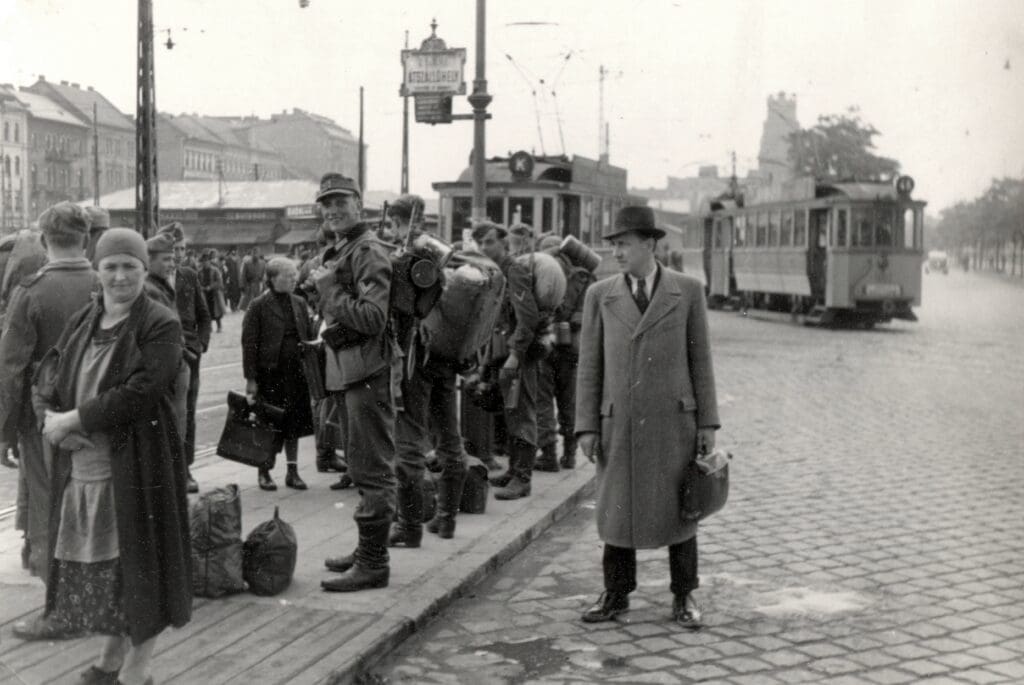 When to Shoot, Whom to Shoot: The Hungarian Police During the German Occupation and the Siege of Budapest 