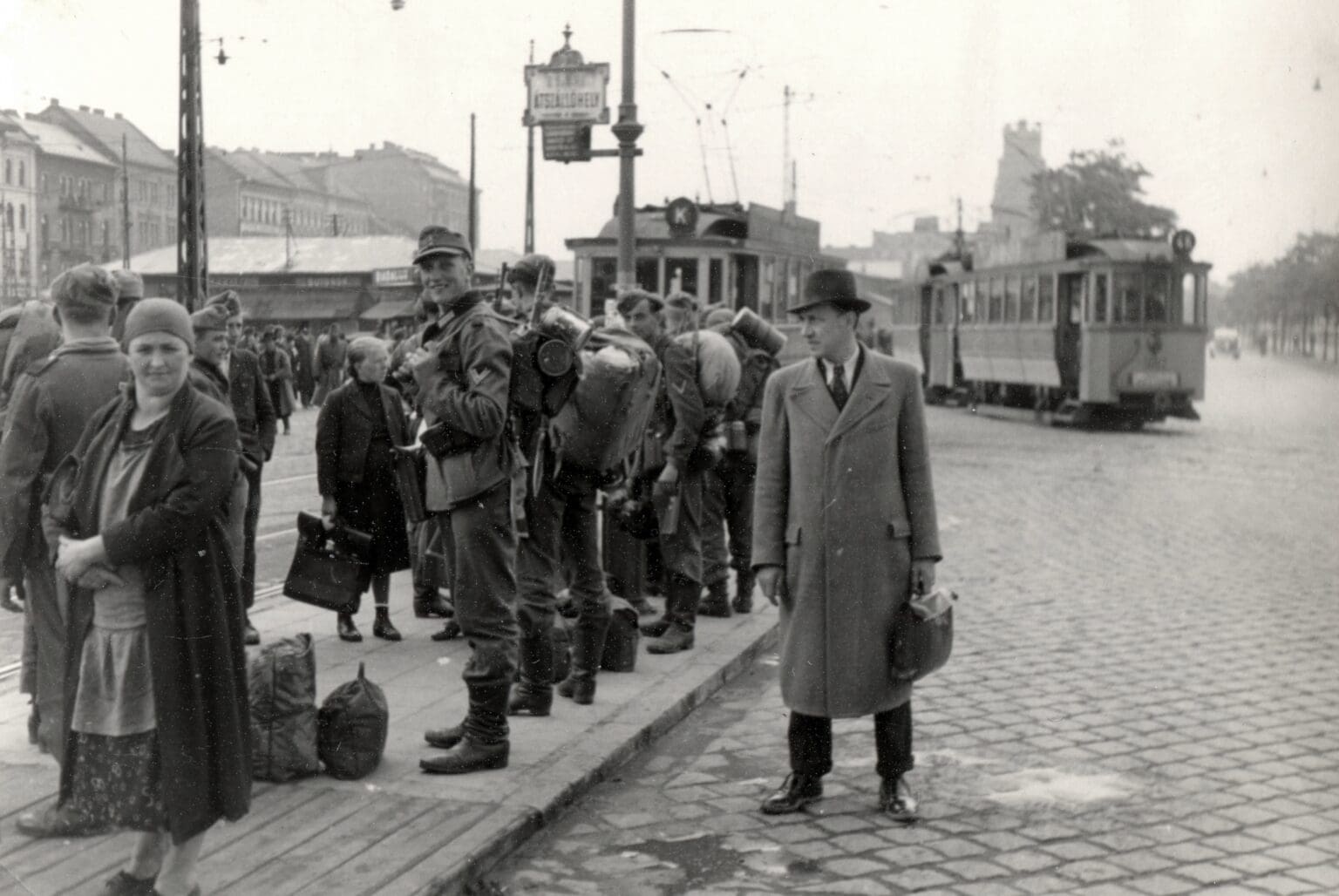 When to Shoot, Whom to Shoot: The Hungarian Police During the German Occupation and the Siege of Budapest 