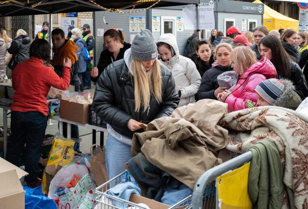 Ukrainian Refugees Enter Hungary in Increasing Numbers