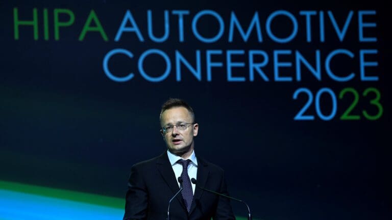 Szijjártó Underlines Extremely Strict Environmental Regulations for Battery Factories