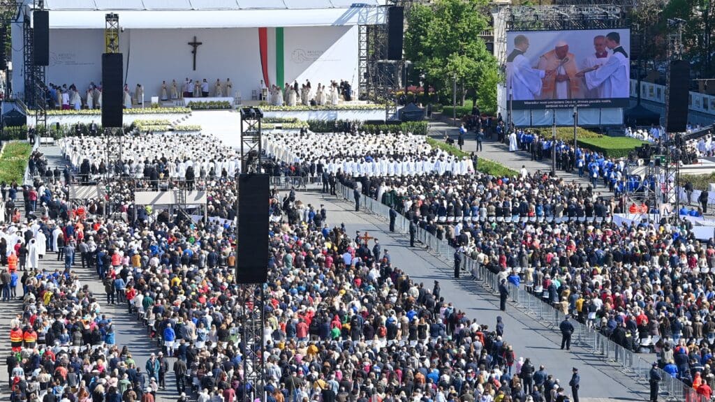 Pope Francis Defends Hungary in Recently Released Autobiography