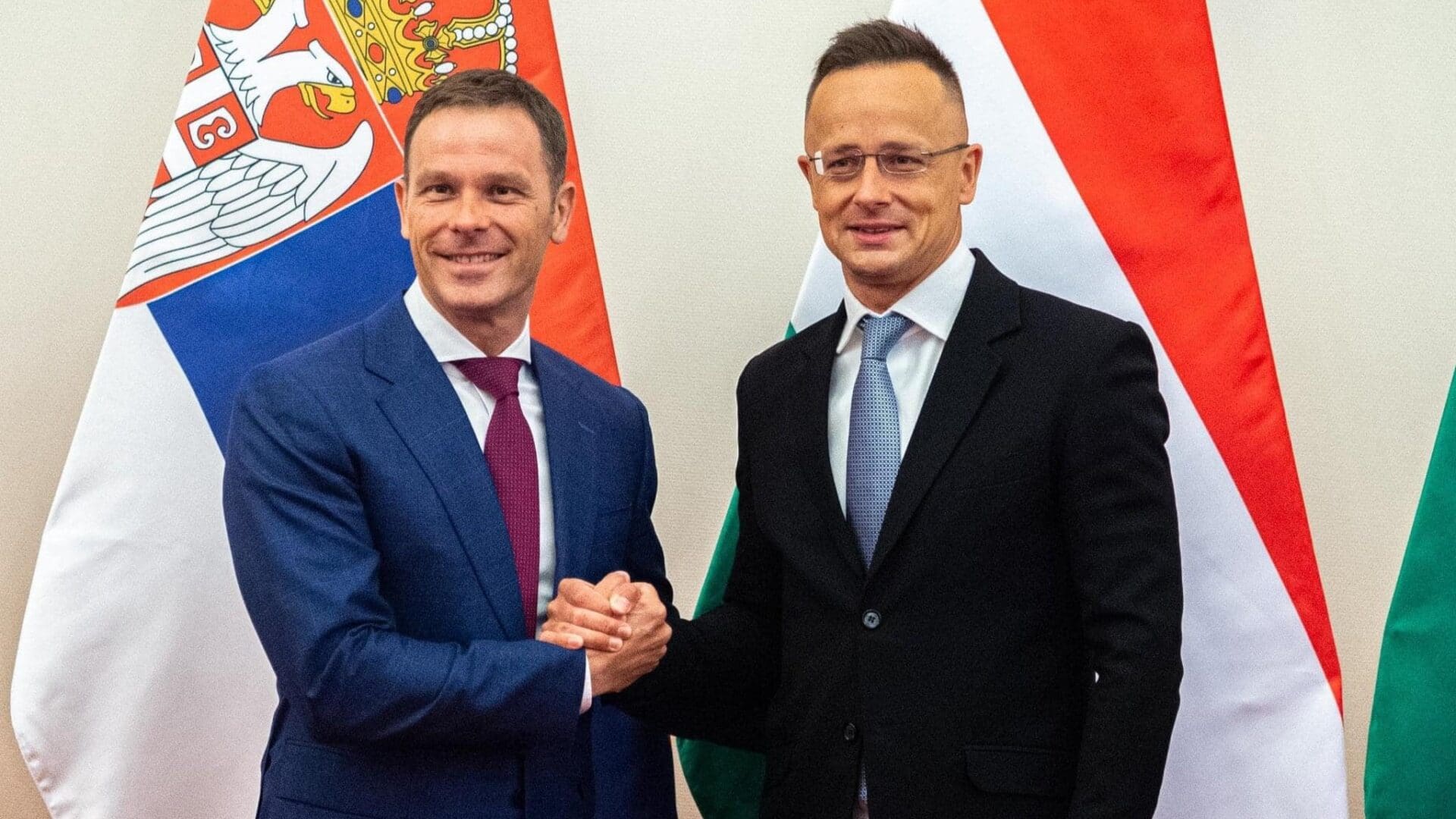 Serbian deputy PM Sinisa Mali (L) with Hungarian Foreign Minister Péter Szijjártó