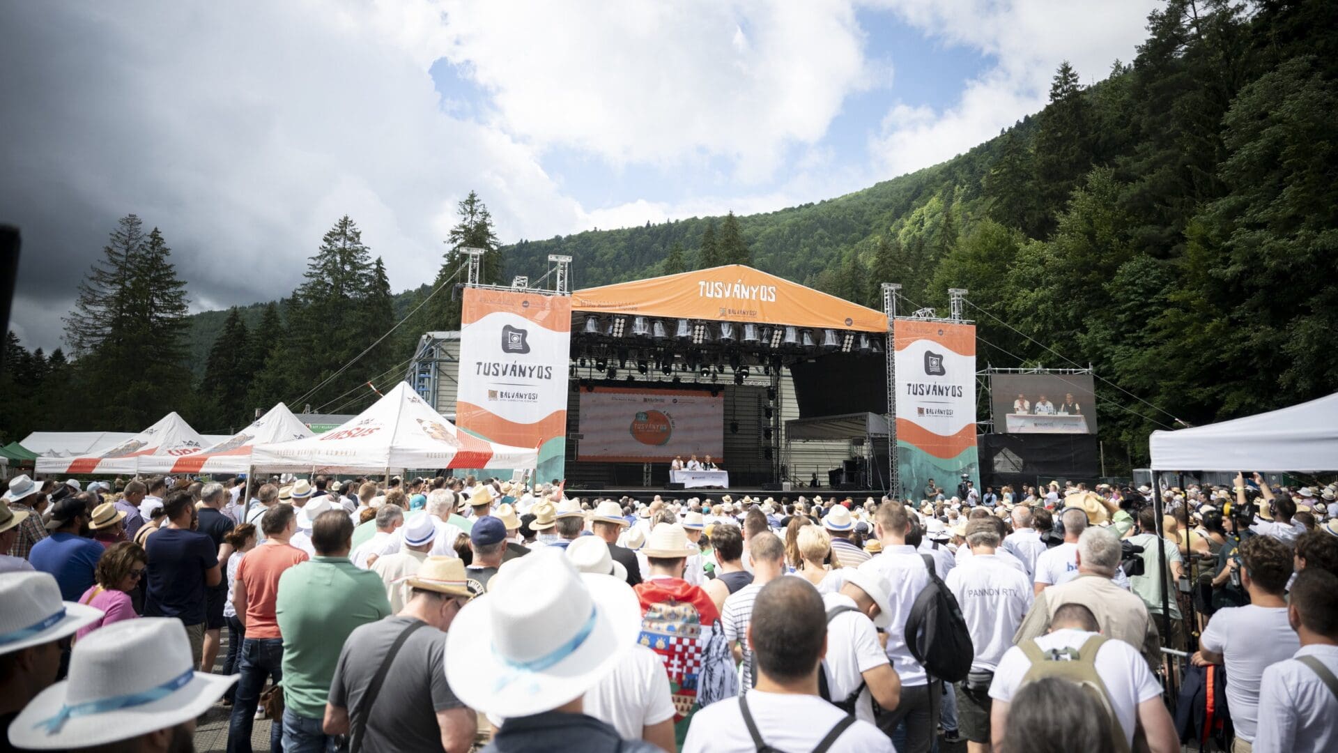 The adience listens to Viktor Orbán delivering his remarks at the 32nd Tusványos Festival on 22 July 2023.