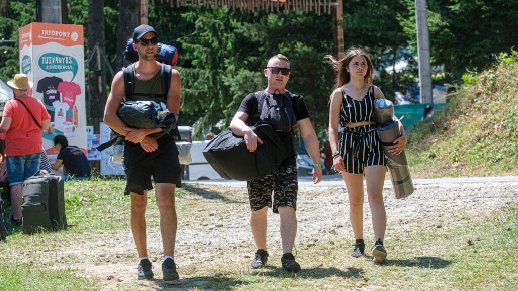 Young festivalgoers arriving at Tusványos on Day 1.