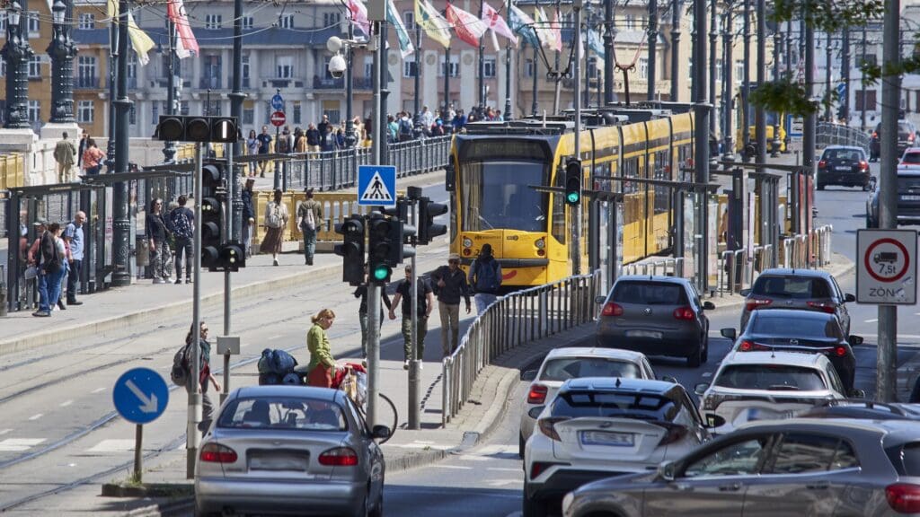 Heavy traffic at the Buda bridgehead of Margit bridge on 1 May 2023.