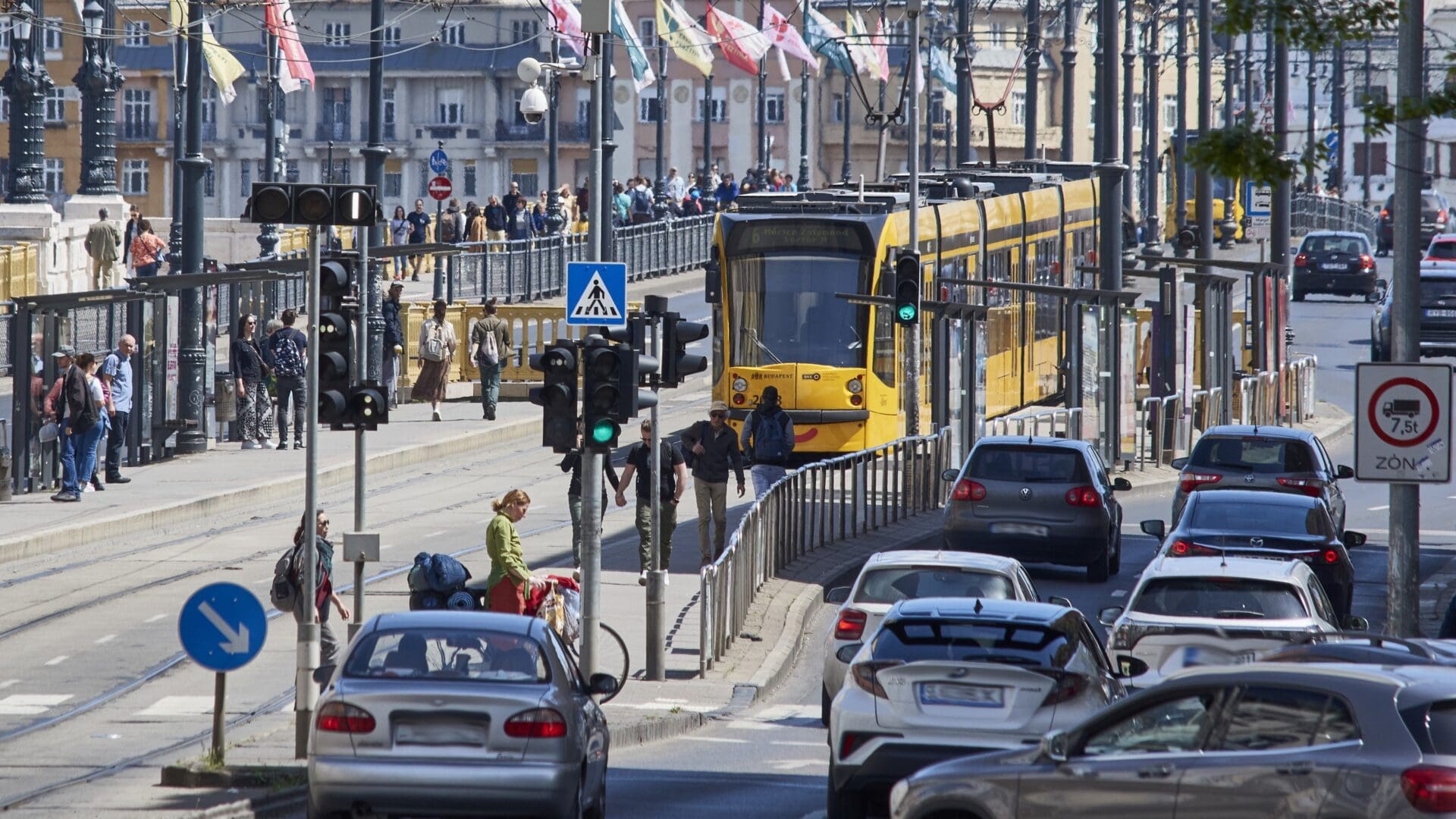 Heavy traffic at the Buda bridgehead of Margit bridge on 1 May 2023.