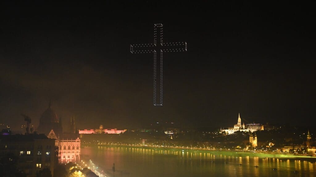 Cross Displayed At St Stephen’s Day Fireworks Lauded Internationally on Social Media