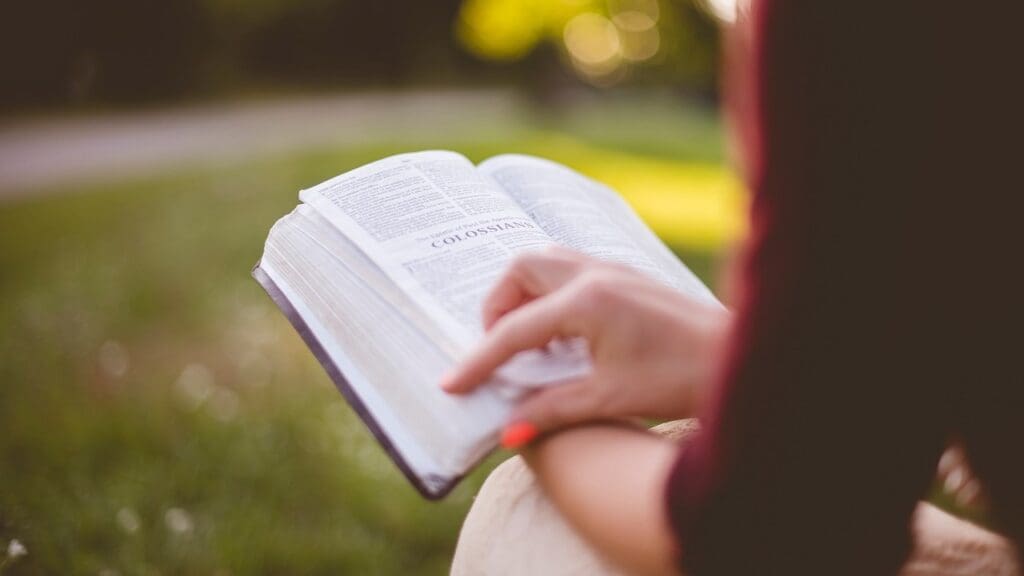 A woman reading the Bible/Pixabay