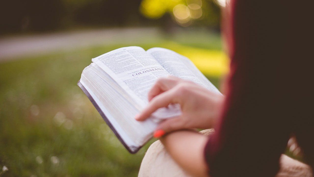 A woman reading the Bible/Pixabay