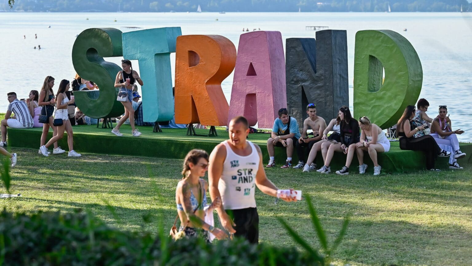 Strand Festival Begins Packed to the Brim