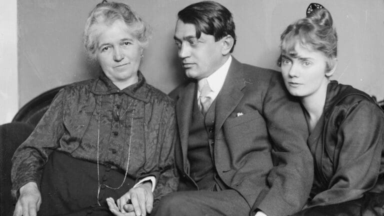 Aladár Székely’s photograph of Endre Ady, his mother and his wife from 1917.