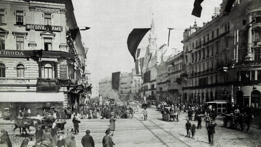 The intersection of Rákóczi Road and the Grand Boulevard on 1 April 1894, the day of Lajos Kossuth’s burial.