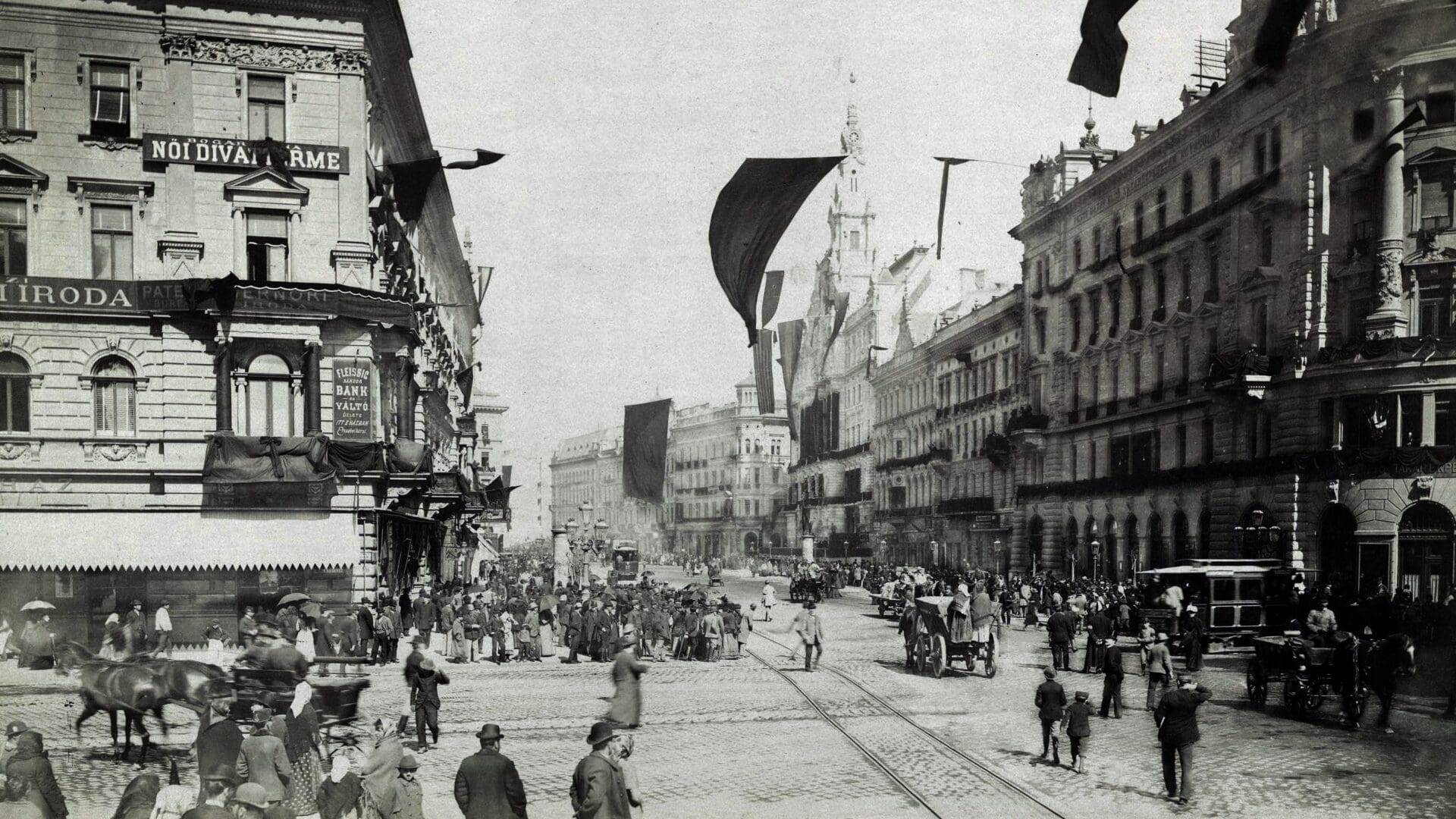 The intersection of Rákóczi Road and the Grand Boulevard on 1 April 1894, the day of Lajos Kossuth’s burial.