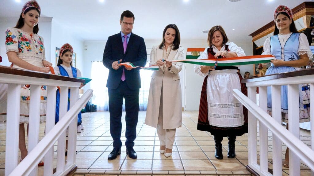 Building a Stronger Hungarian Community in Australia in the 21st Century