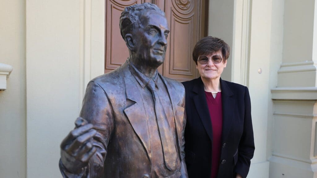 Katalin Karikó standing next to Albert Szent-Györgyi’s statue outside the main building of the University of Szeged.