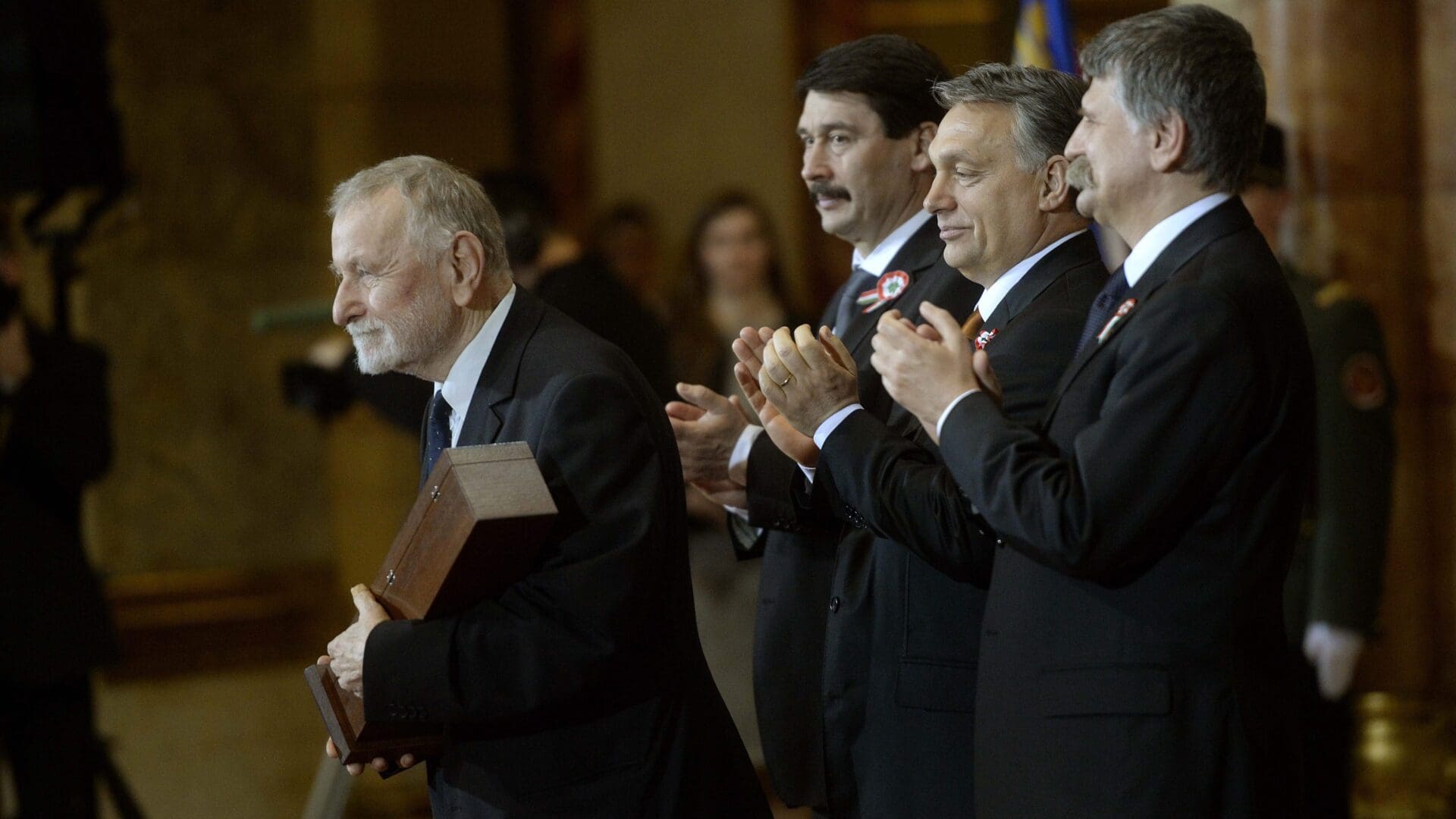 Gyula Tellér accepting the Széchenyi Prize in 2015. Behind him are President János Áder, Prime Minister Viktor Orbán and House Speaker László Kövér (L-R).