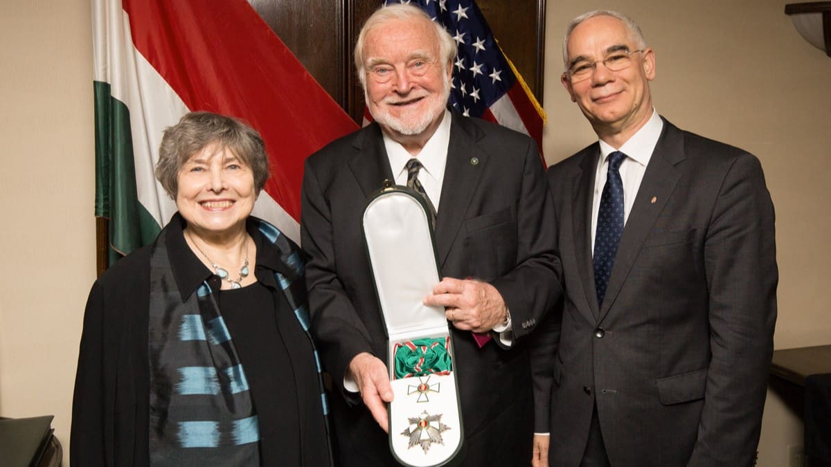 Mihály Csíkszentmihályi (C), his wife Isabella and Minister of Human Capacities Zoltán Balog at his awarding with the Grand Cross of The Order of Merit in Los Angeles in 2014.