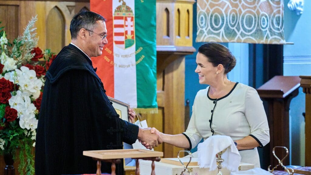 President Novák shakes hands with Reformed Church pastor Kund Péterffy in Sydney, Australia at the church service commemorating Reformation Day on 31 October 2023.