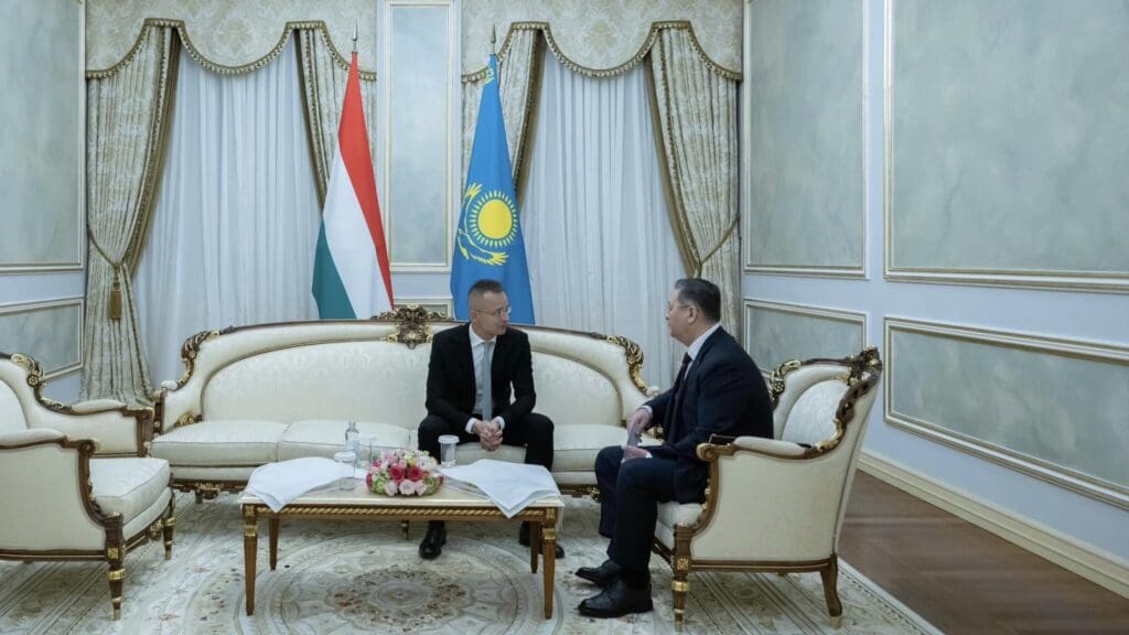 Péter Szijjártó and Kazakh Foreign Minister Murat Nurtlau (R).