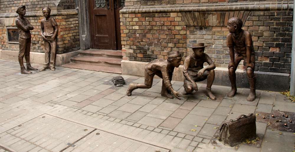 The Paul Street Boys sculpture in Práter Street in Budapest’s 8th district, inspired by Ferenc Molnár’s novel.