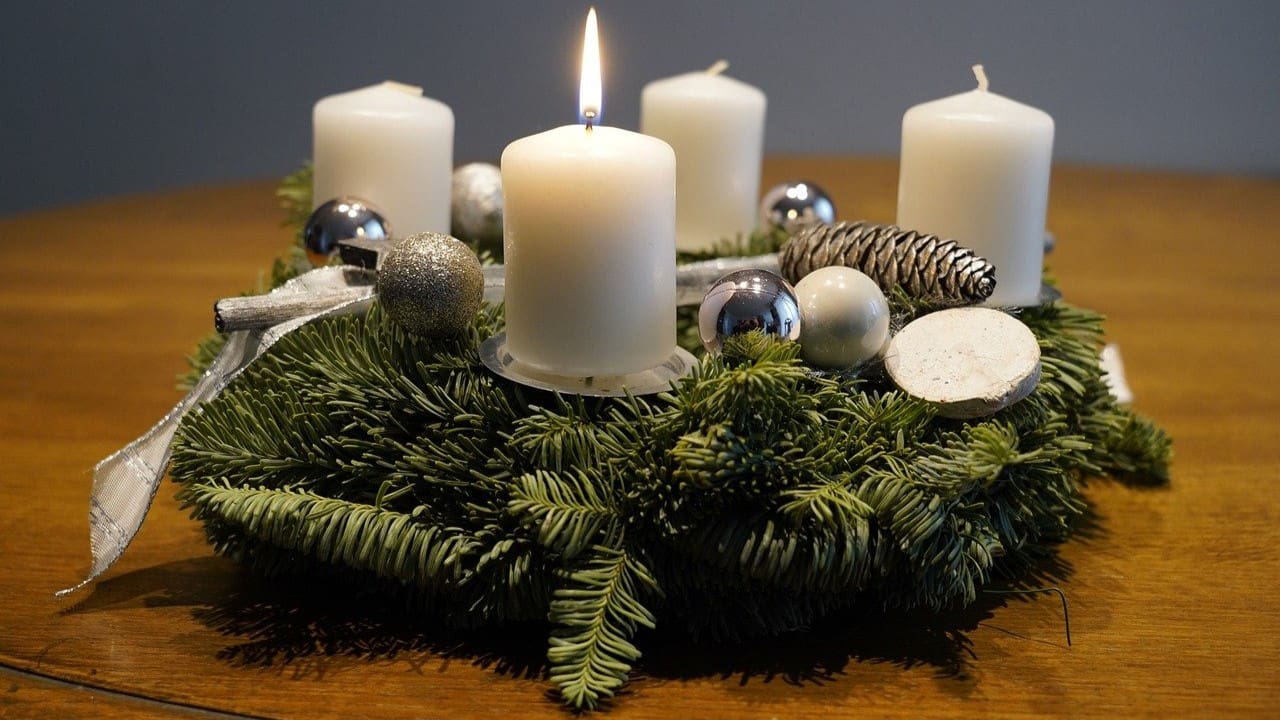 Advent wreath with first candle lit.