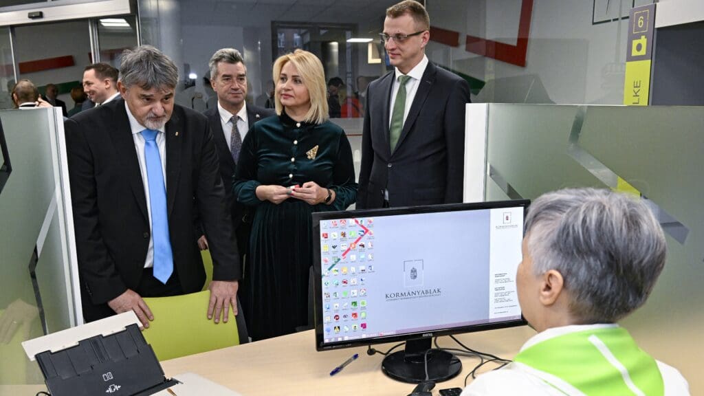 István György, Fidesz MP Zsolt Kovács, Petra Kovács, head of the Miskolc Regional Office and Borsod-Abaúj-Zemplén County prefect Zoltán Alakszai (L-R) engaging with an employee of the newly inaugurated government service centre in Miskolc.