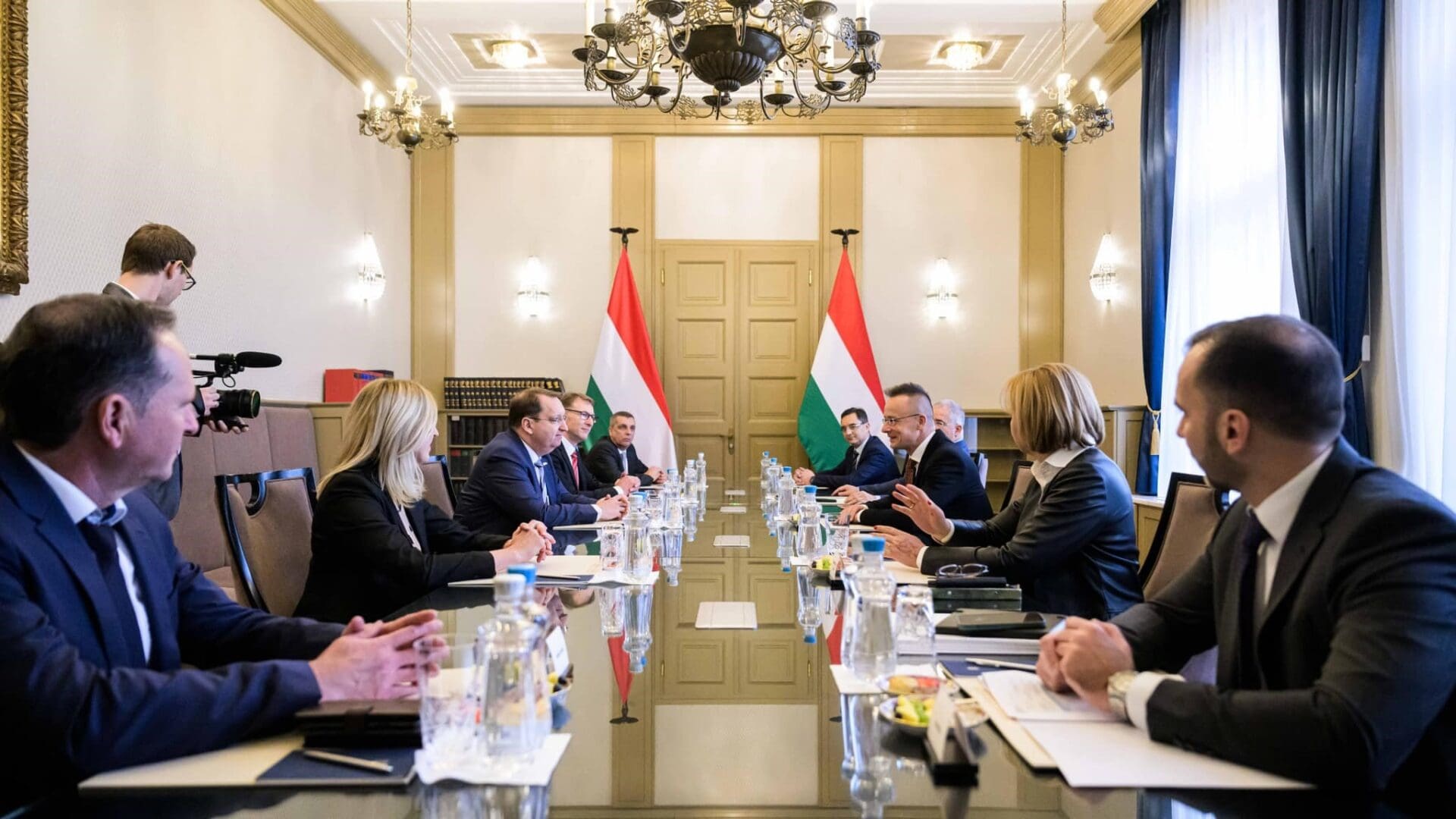 Minister Szijjártó and his delegation sitting facing Eike Dorff, head of ZF Chassis Systems & Modules Eike Dorff and his colleagues.