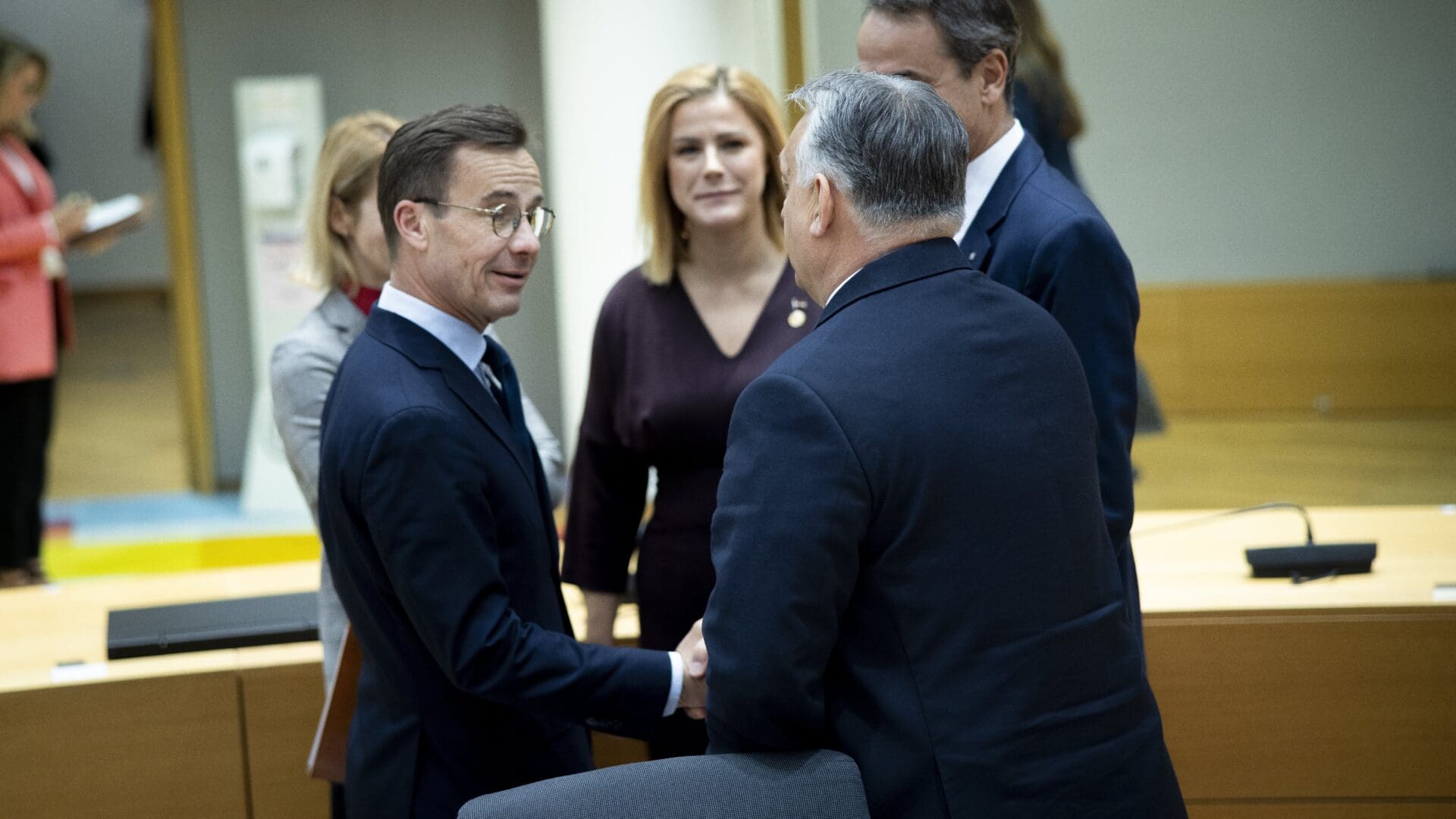 Swedish Prime Minister Ulf Kristersson (L) and Viktor Orbán at the extraordinary summit of the EU heads of state and government in Brussels on 1 February 2024.