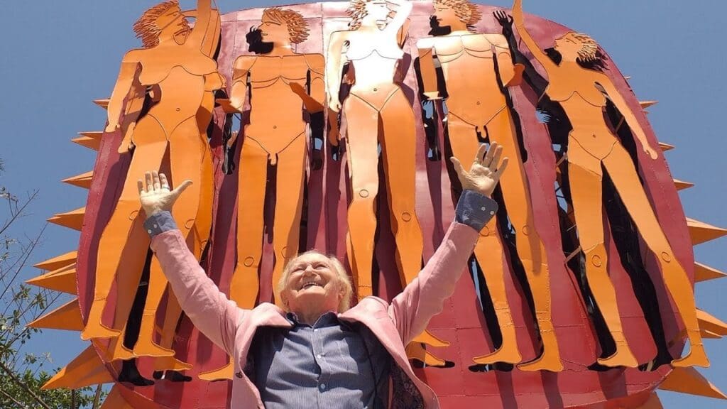 Pál Kepenyes in front of his 15-metre-high public artwork titled The People of the Sun in Acapulco, Mexico.