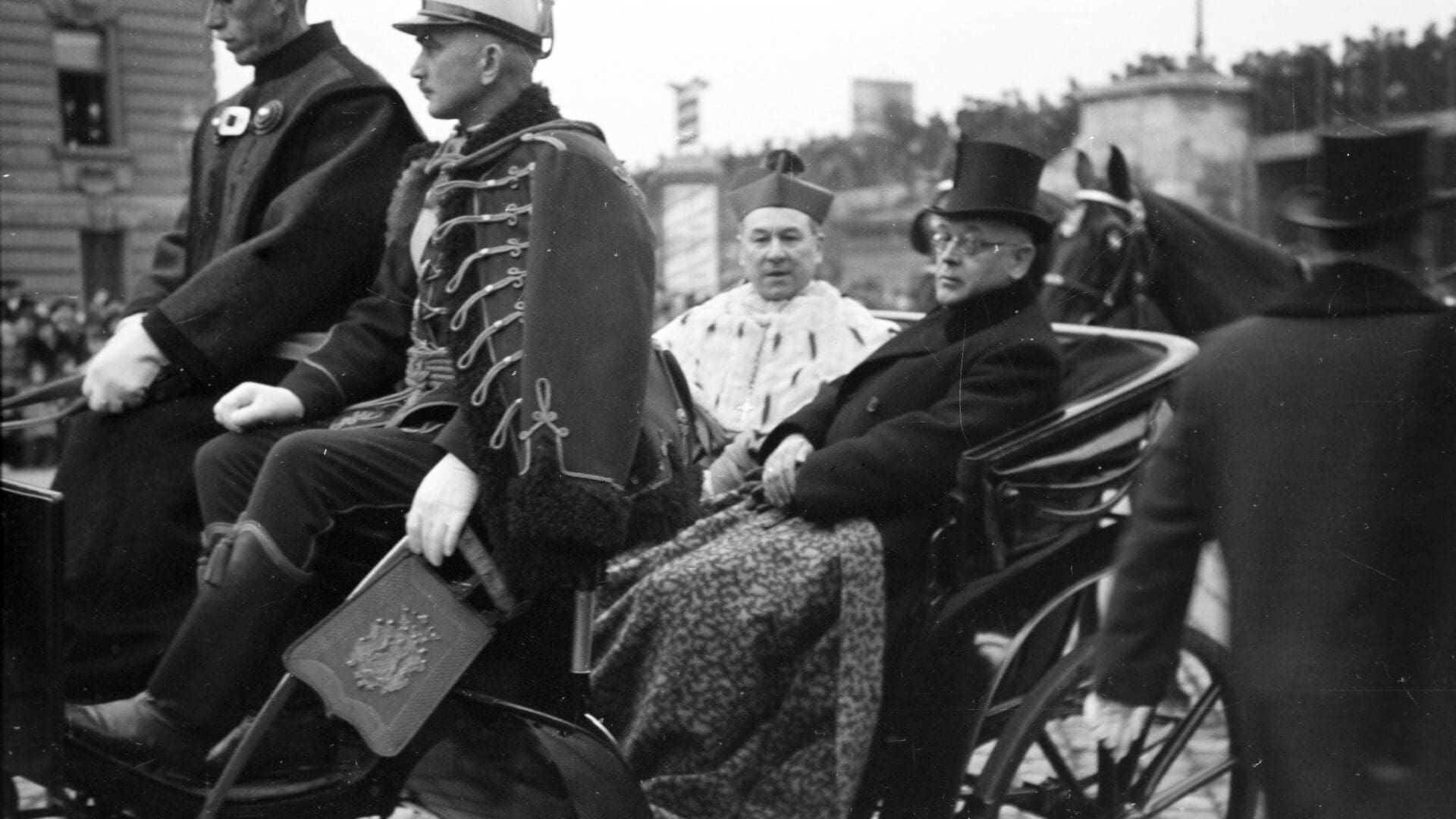 Bishop Vilmos Apor (in the carriage on the left) and county lord-lieutenant Lipót Polniczky driving from the train station to the Bishop’s Castle in Győr on 1 March 1941.