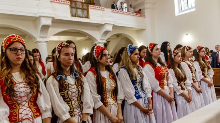 Students dressed in traditional costumes at the oath-taking ceremony of the Ferenc Rákóczi II Transcarpathian Hungarian College of Higher Education in the Beregszász (Berehove) Reformed Church on 23 September 2023.