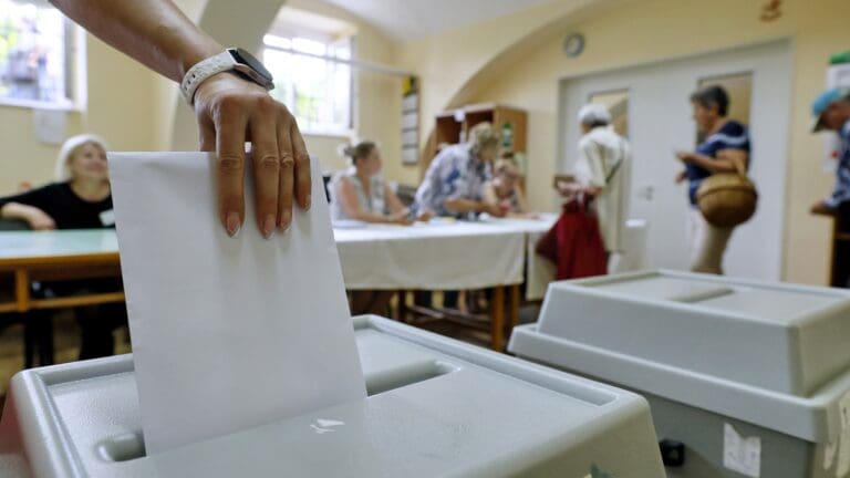 Early Parliamentary Elections Idea Rejected by Most Hungarians, Poll Finds