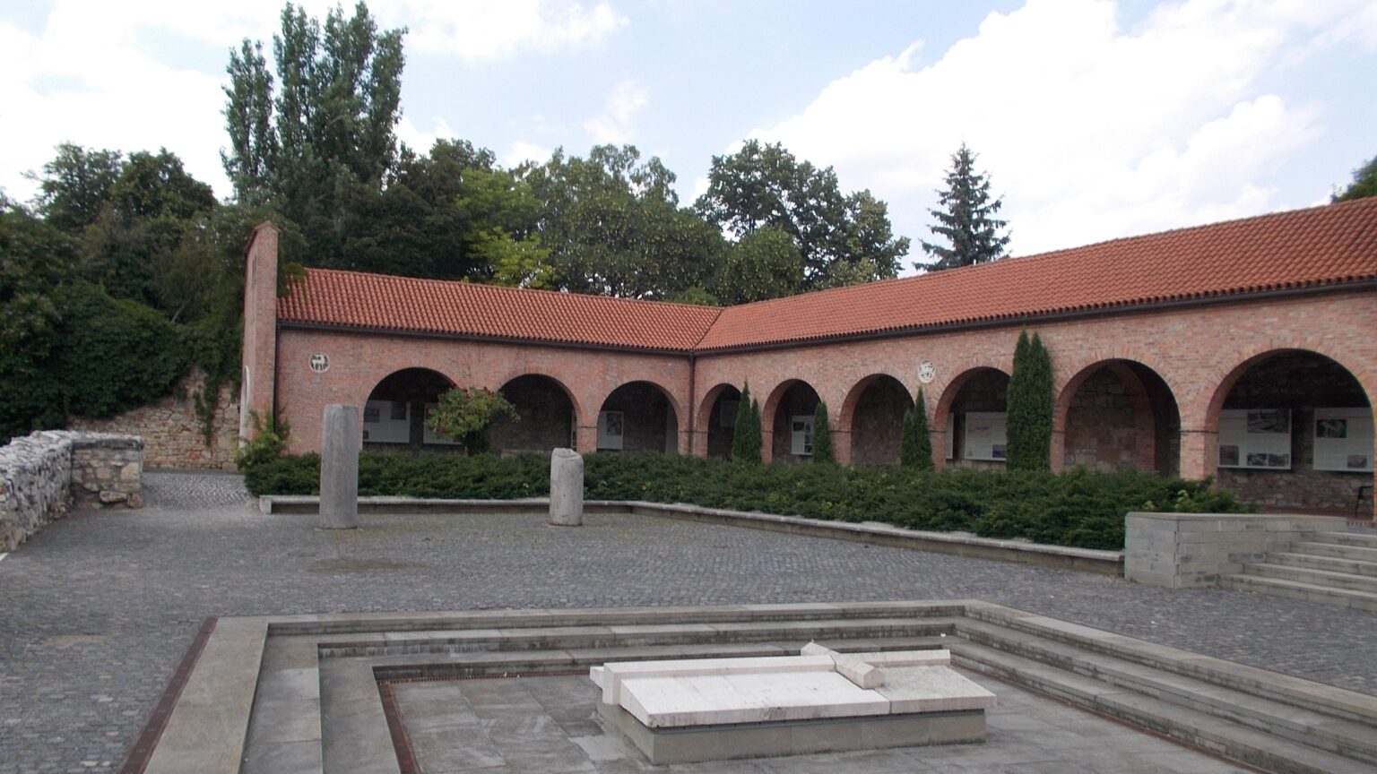 To Honour a Saintly King: The Building of the Mausoleum of Saint Stephen