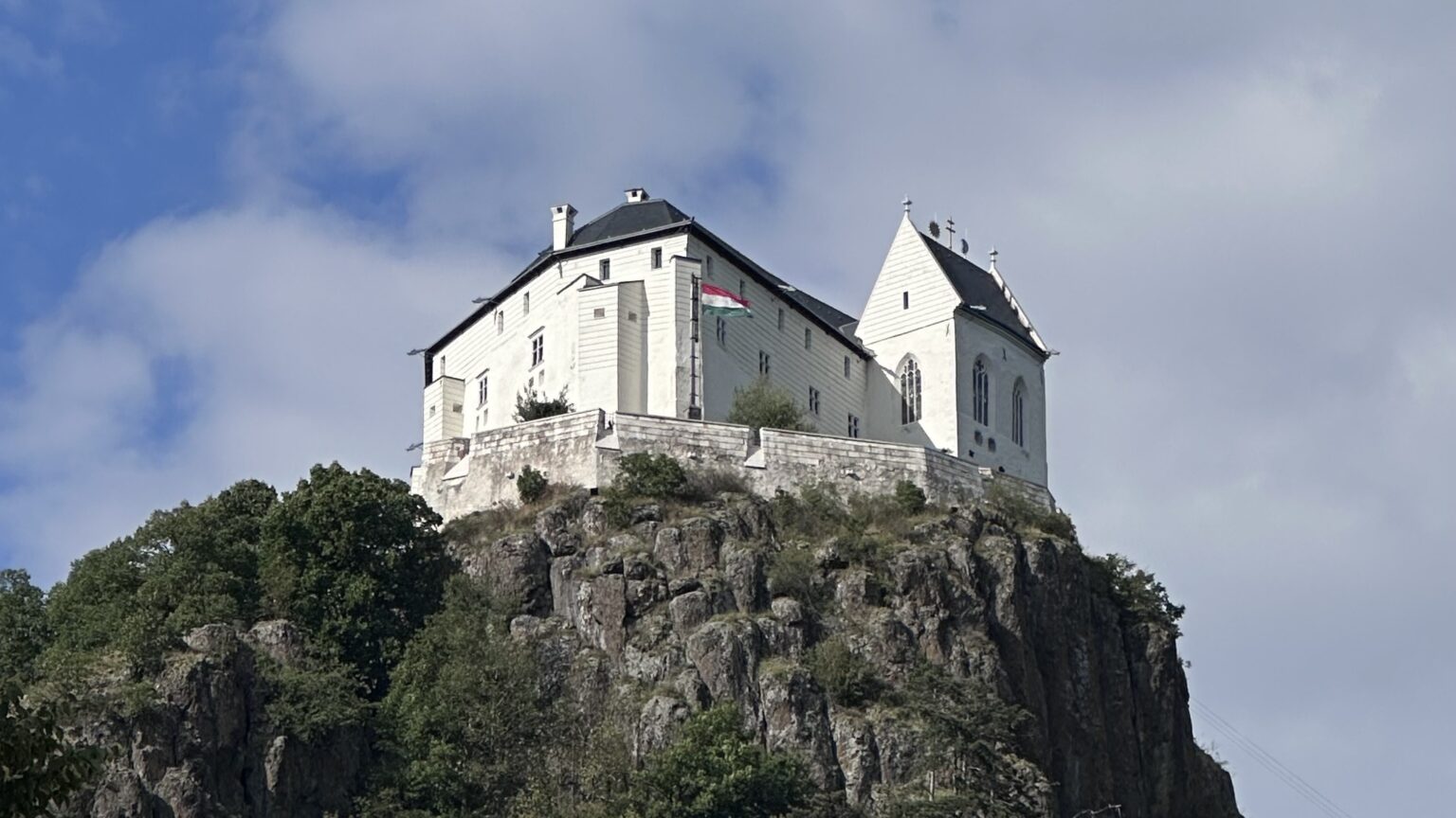 The Sanctuary of the Holy Crown: The Castle of Füzér after Mohács