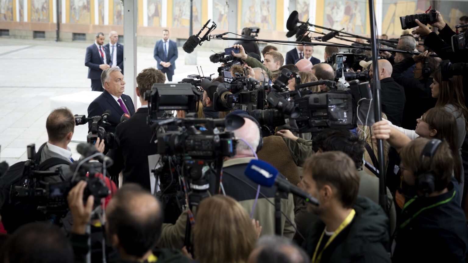Orbán Opposes Linking Ukraine’s Accession and Sanctions Push; Warns of War Risks