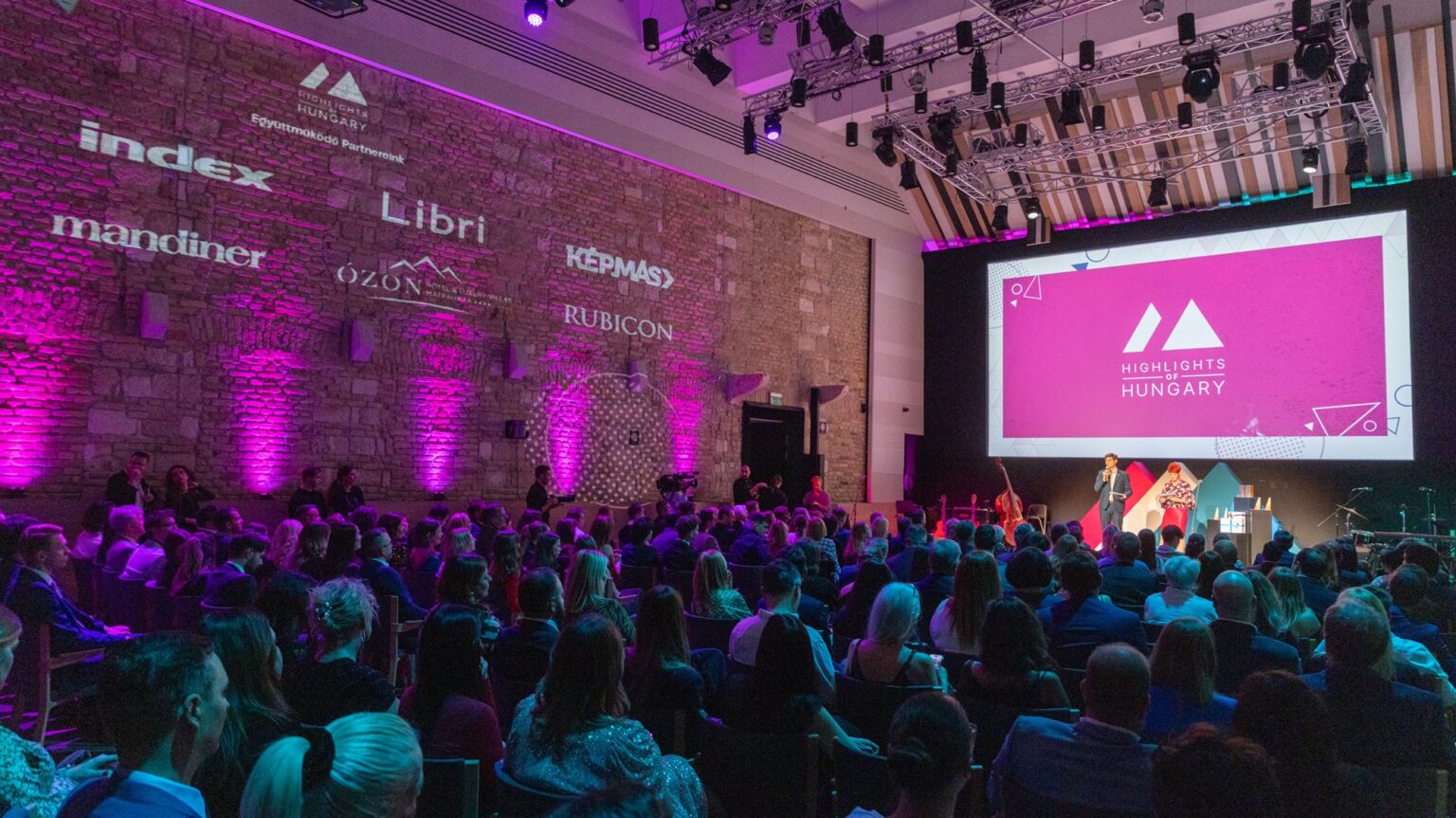 Highlights of Hungary Community Awards Given Out after over 140,000 Votes Cast