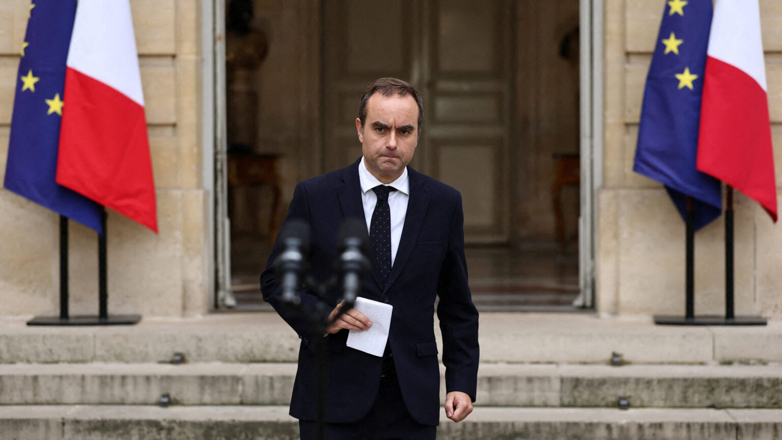 French Government Collapses Less than 12 Hours After Taking Office