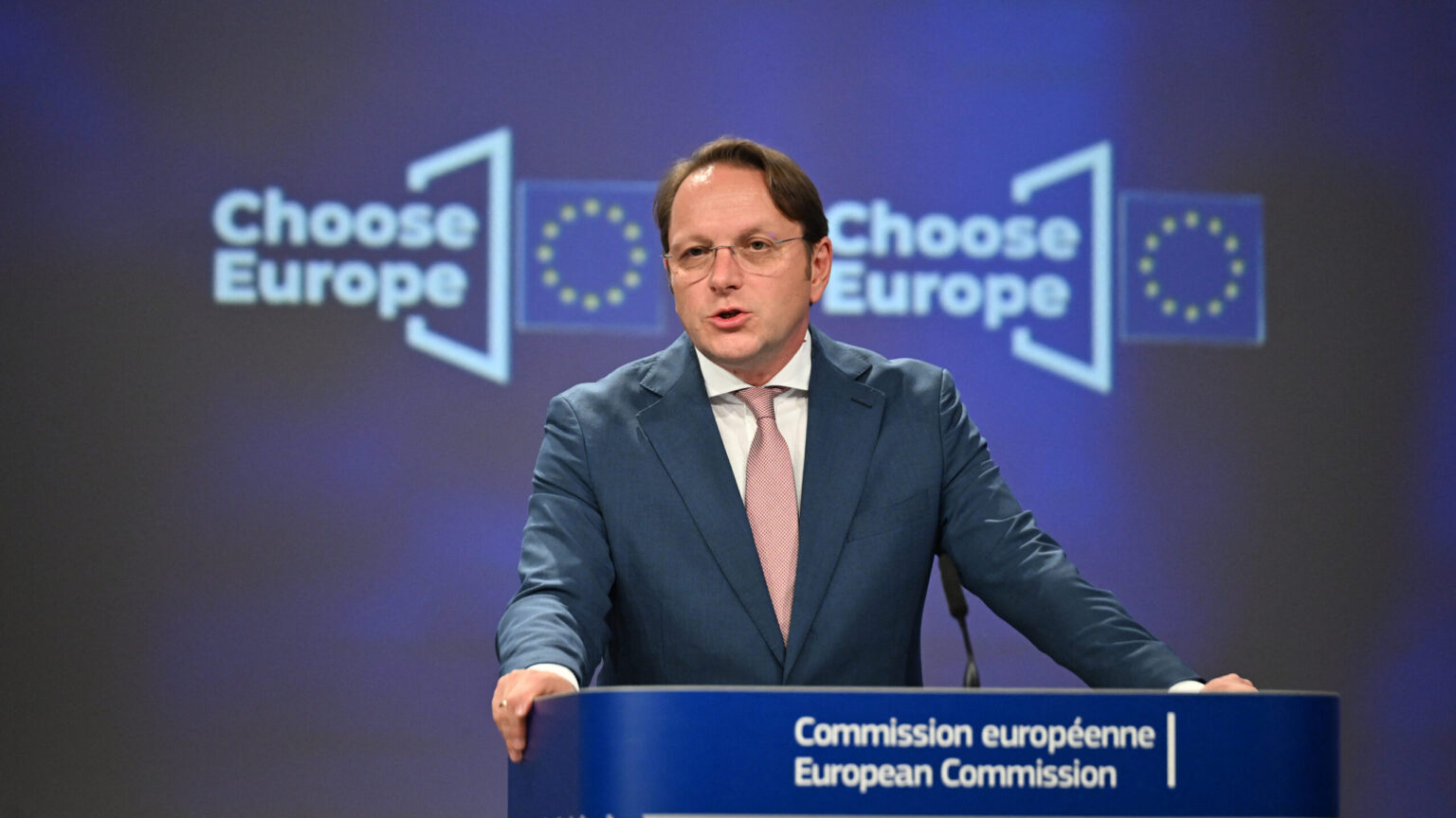EP Liberals Demand Crackdown on Commissioner Várhelyi over Spy Allegations