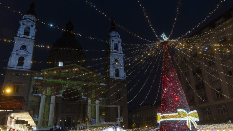 The Advent Basilica Christmas Market's grand opening at St. Stephen's Basilica