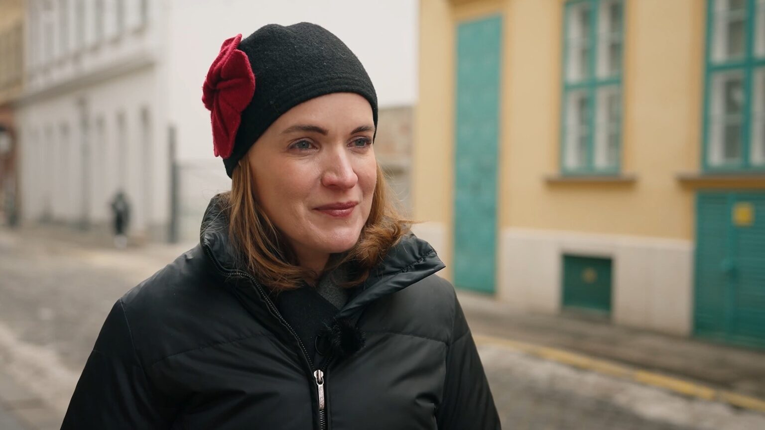 US Envoy Caroline Savage Takes AR Journey Through Budapest Ghetto on Holocaust Day