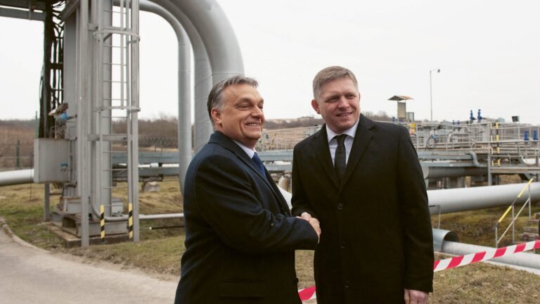 Hungarian Prime Minister Viktor Orbán (L) shakes hands with Slovakian Prime Minister Robert Fico during the opening ceremony of the pipeline link between Slovakia and Hungary, in Tupá (Kistompa), Slovakia, 9 February 2015