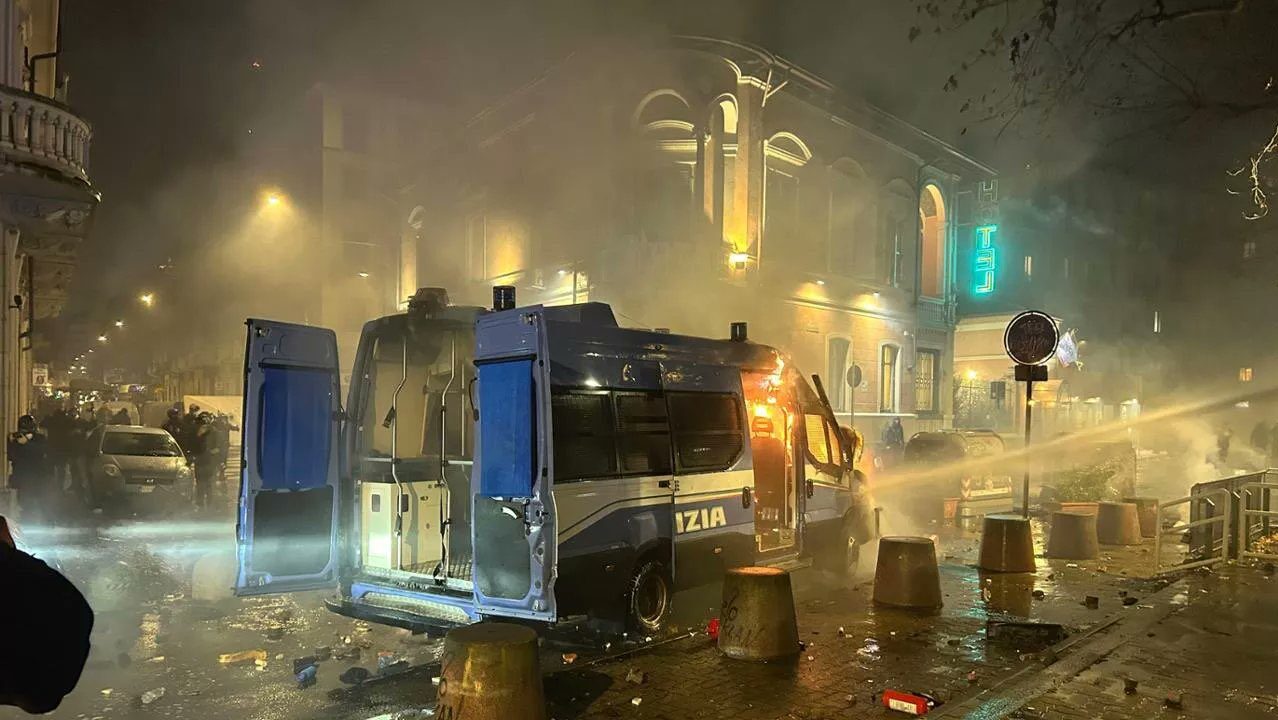 Antifa Extermists Brutally Beat Police Up during Violent Turin March