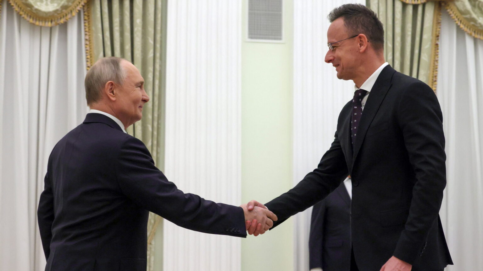 Hungary’s FM Brings Home Two Transcarpathian POWs after Talks with Putin
