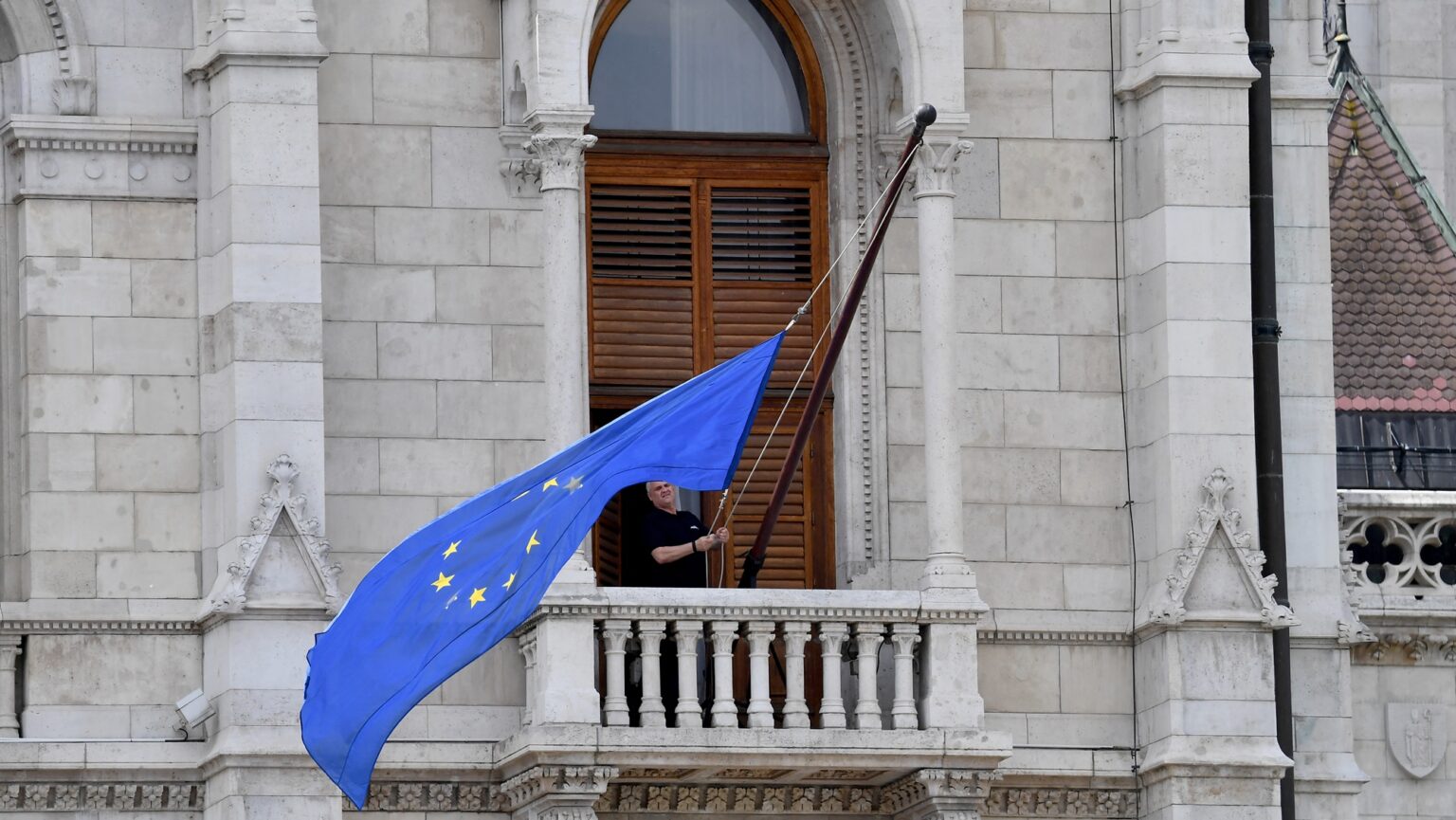 EU Sues Hungary over Caps on Retail Markups and Market Restrictions