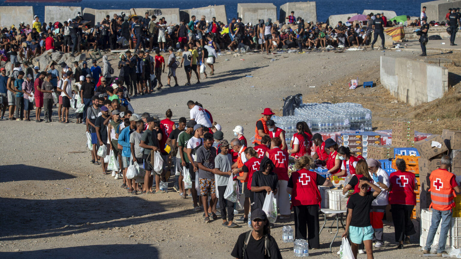 Riot Police Fire Rubber Bullets, Tear Gas in Clashes with Illegal Migrants in Ceuta